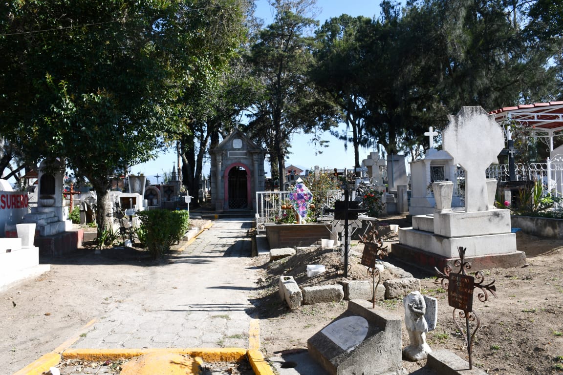 Realiza Ayuntamiento de Apetatitlán trabajos de limpieza y mantenimiento en el panteón La Piedad